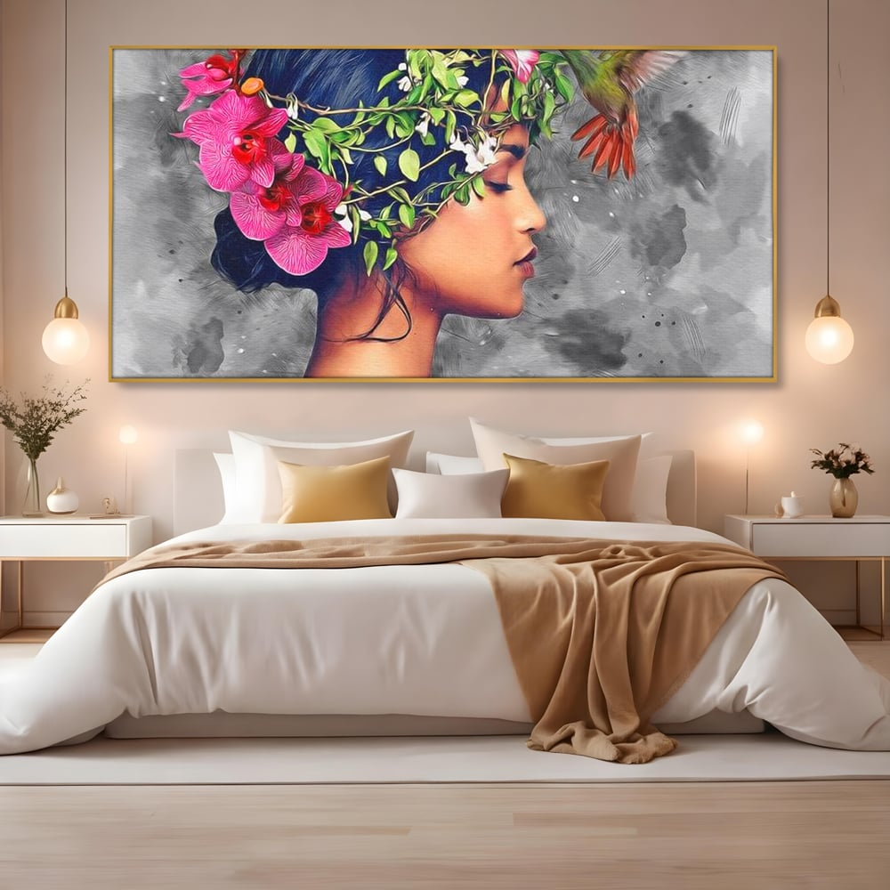 Tablou canvas cu tablou canvas cu portret de femeie si colibri, in rama de aluminiu auriu, pe perete intr-un dormitor